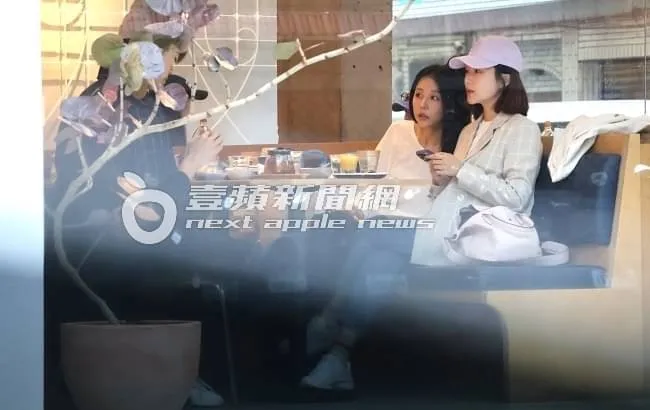 邵雨薇（左）楊小黎一同看像對面科技冷漠的小蝦。特勤中心攝