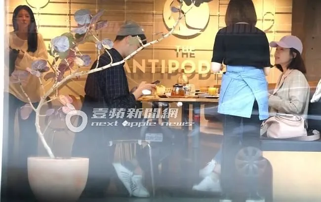 隨後楊小黎（右）跟隨邵雨薇腳步也向店員點一份餐點外帶。特勤中心攝