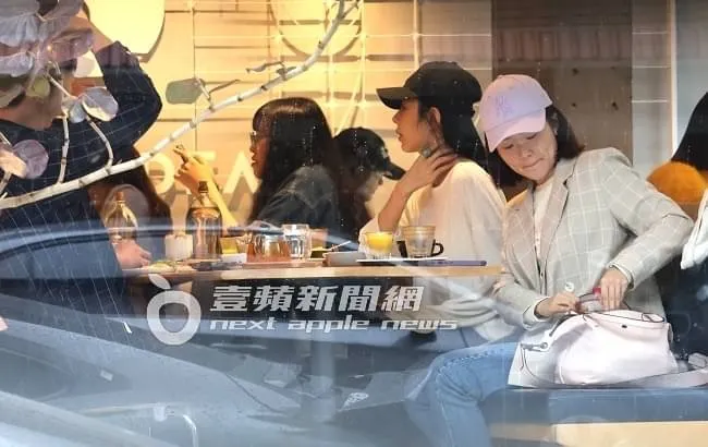 邵雨薇（右二）一行人用餐完畢準備散場離開。特勤中心攝