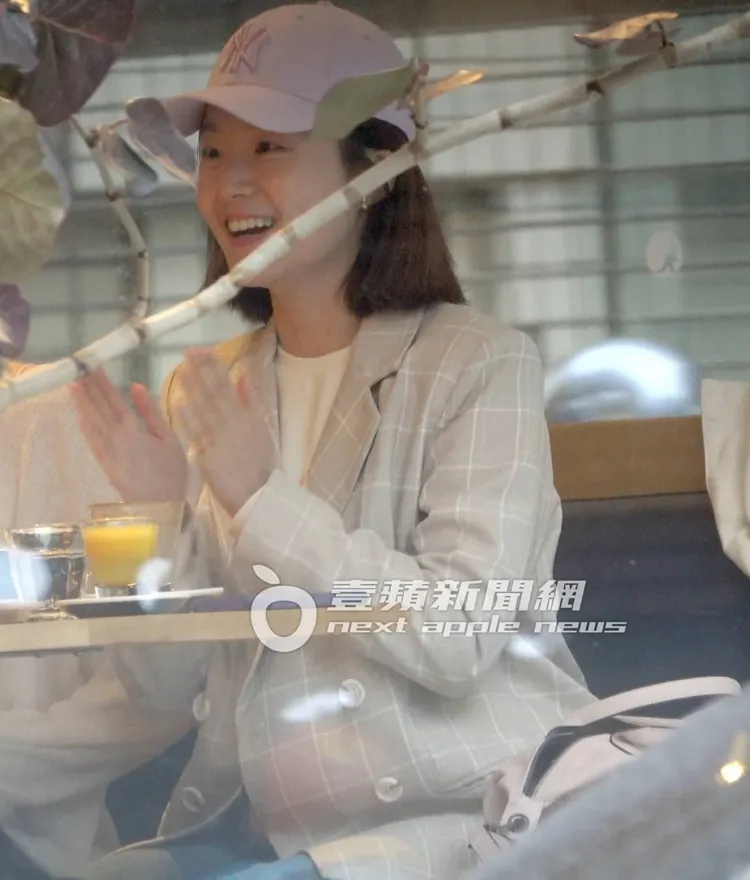 楊小黎開心拍手幫小蝦慶生。特勤中心攝