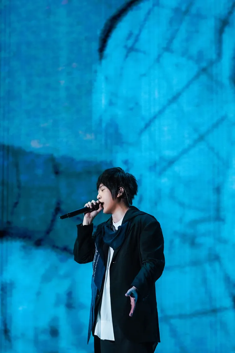 五月天阿信深情演唱。相信音樂提供