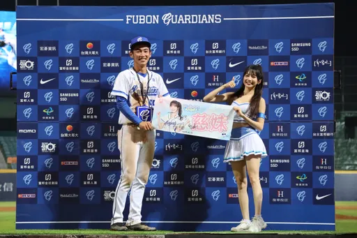 勵志！富邦小將是人氣啦啦隊鐵粉　連2天拚出MVP和女神合照紅了臉