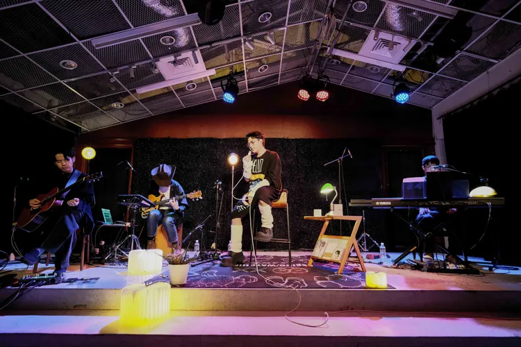 HUSH把房間佈置搬上舞台。