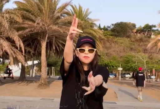 張惠妹西子灣看夕陽手機險落海　無濾鏡V臉尖下巴現形