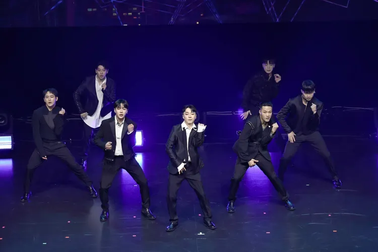 MBITIOUS今天在新莊舉辦見面會，吸引謙仁參加。施昂強攝