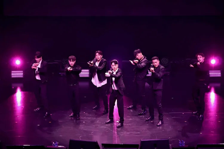 MBITIOUS用舞技征服全場。施昂強攝