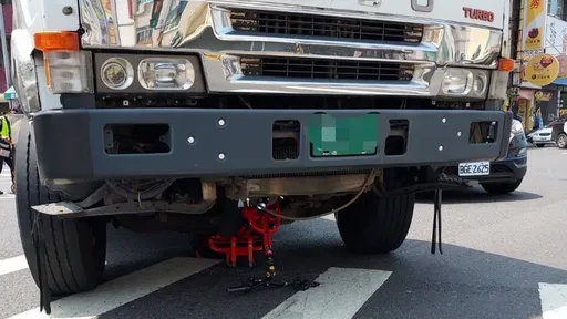 又是死角釀禍？油罐車右轉撞上直行電動自行車　女騎士慘遭輾斃輪下