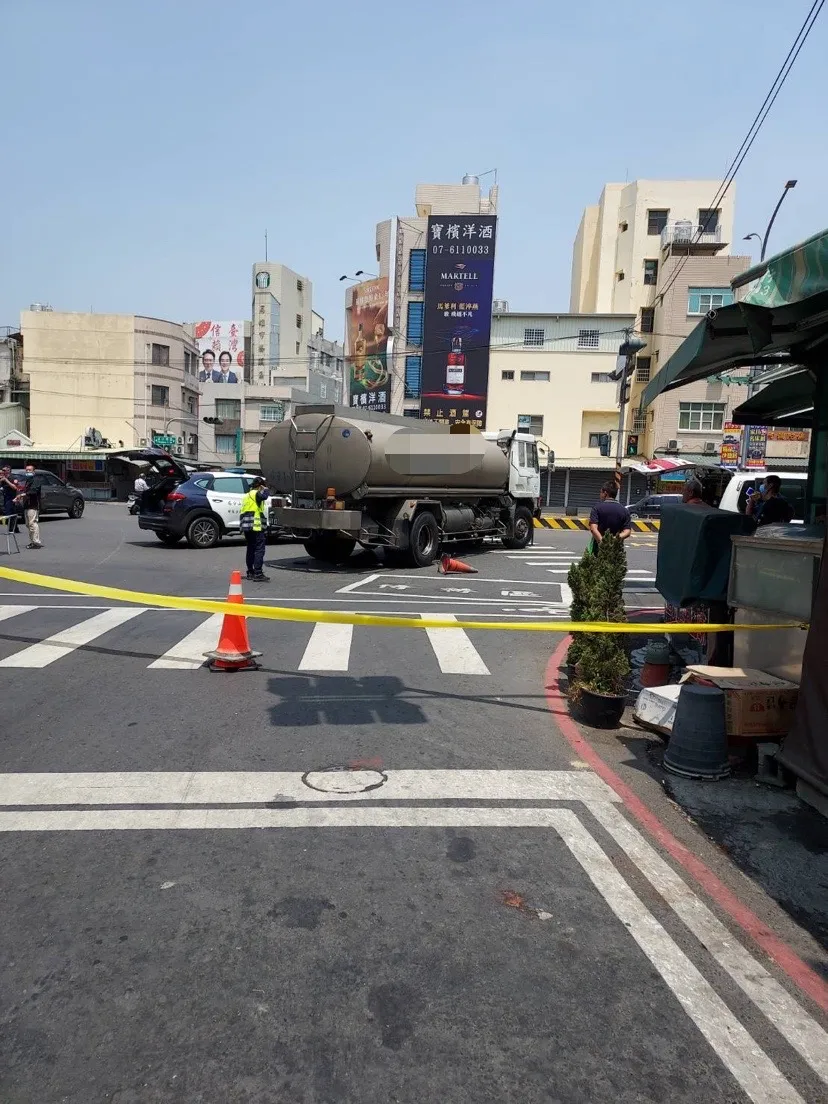 右轉的油罐車撞上直行的電動自行車女騎士,造成女騎士身亡。讀者提供