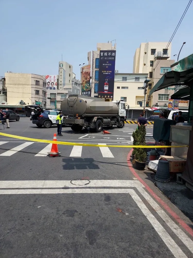 右轉的油罐車撞上直行的電動自行車女騎士，造成女騎士身亡。讀者提供