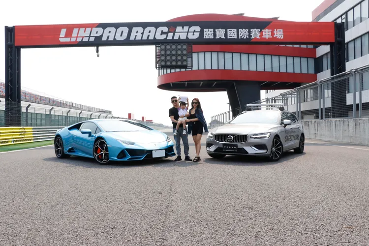 陳先生帶著家族15人，一起來到麗寶國際賽車場歡慶不一樣的兒童節。麗寶提供