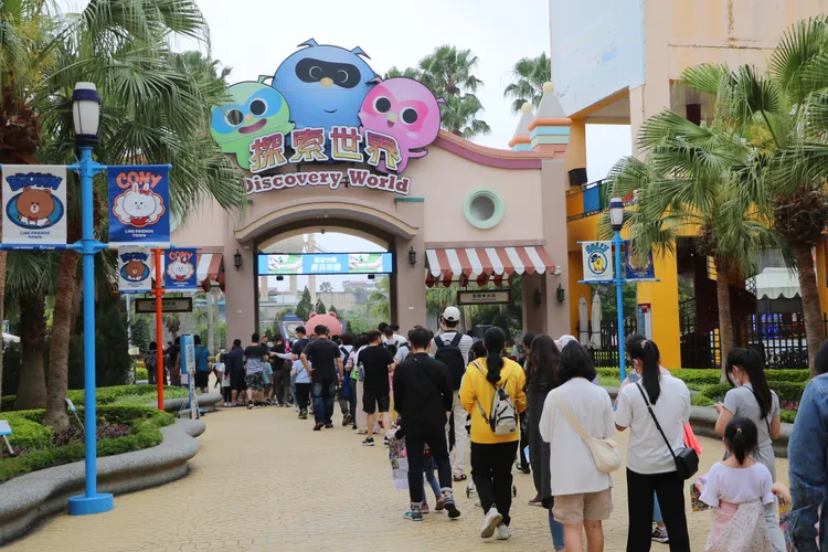 連假進入第四天，麗寶樂園入園人潮一早湧進，人龍綿延數百公尺。麗寶提供