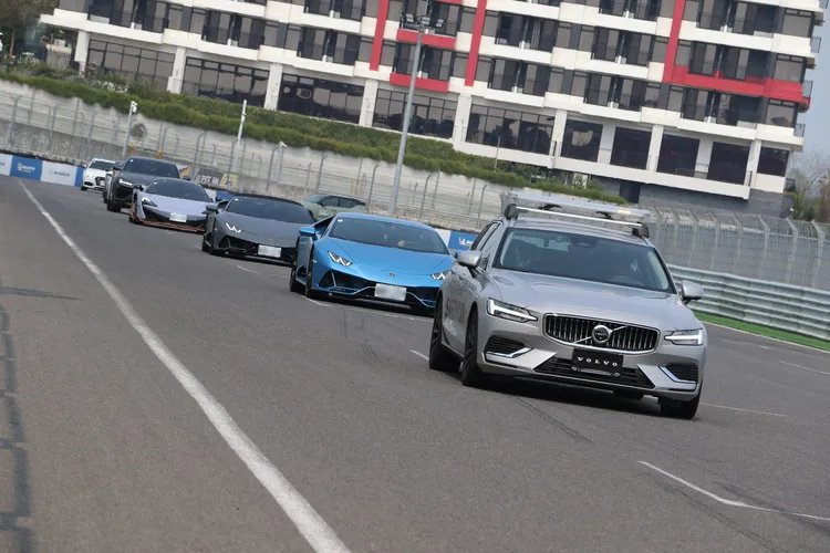 麗寶國際賽車場4月份自駕車體驗，特別與VOLVO合作，讓車主可以感受難得的賽道版新車試乘。麗寶提供