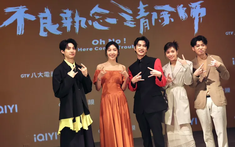 彭千祐(左起)、楊謹華、曾敬驊、宋芸樺、侯彥西一塊出席首映會。林林攝