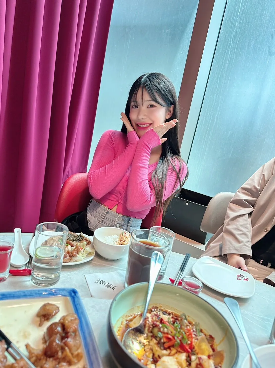 韓星李多慧來台大啖台灣美食。樂天桃猿提供