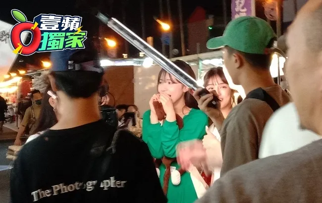 林襄地表最強勁敵,李多慧(中)到中壢夜市玩遊戲,開心到比出愛心手勢。讀者提供