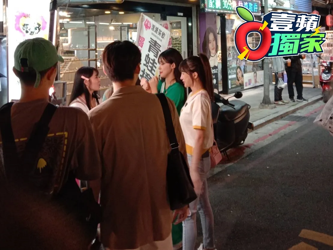 南韓啦啦隊女神李多慧(右二),來台第2天練完舞蹈,跟樂天隊友到中壢夜市品嘗珍珠奶茶。讀者提供