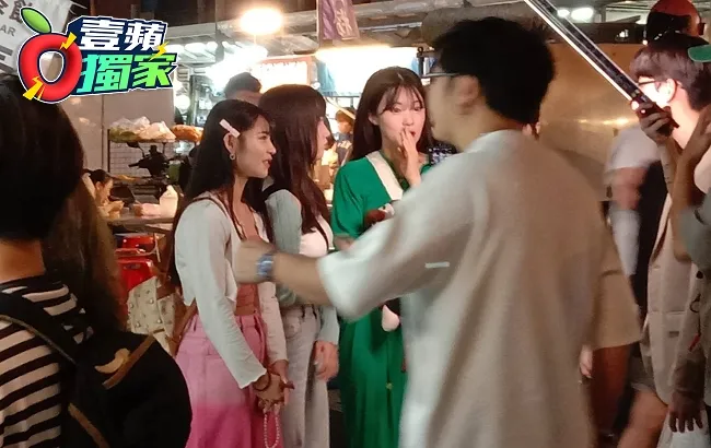 韓星李多慧（右）首度逛台灣夜市，面露驚訝表情。讀者提供