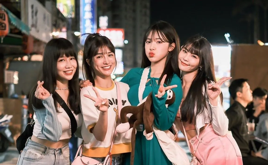 韓女神李多慧(右二),昨晚與樂天女孩及舞蹈總監逛中壢夜市。樂天桃猿提供