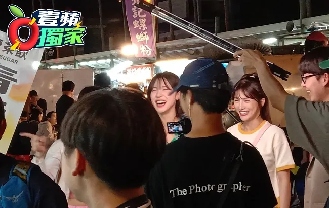 韓星李多慧（中）和樂天啦啦隊友逛中壢夜市，笑得合不攏嘴。讀者提供