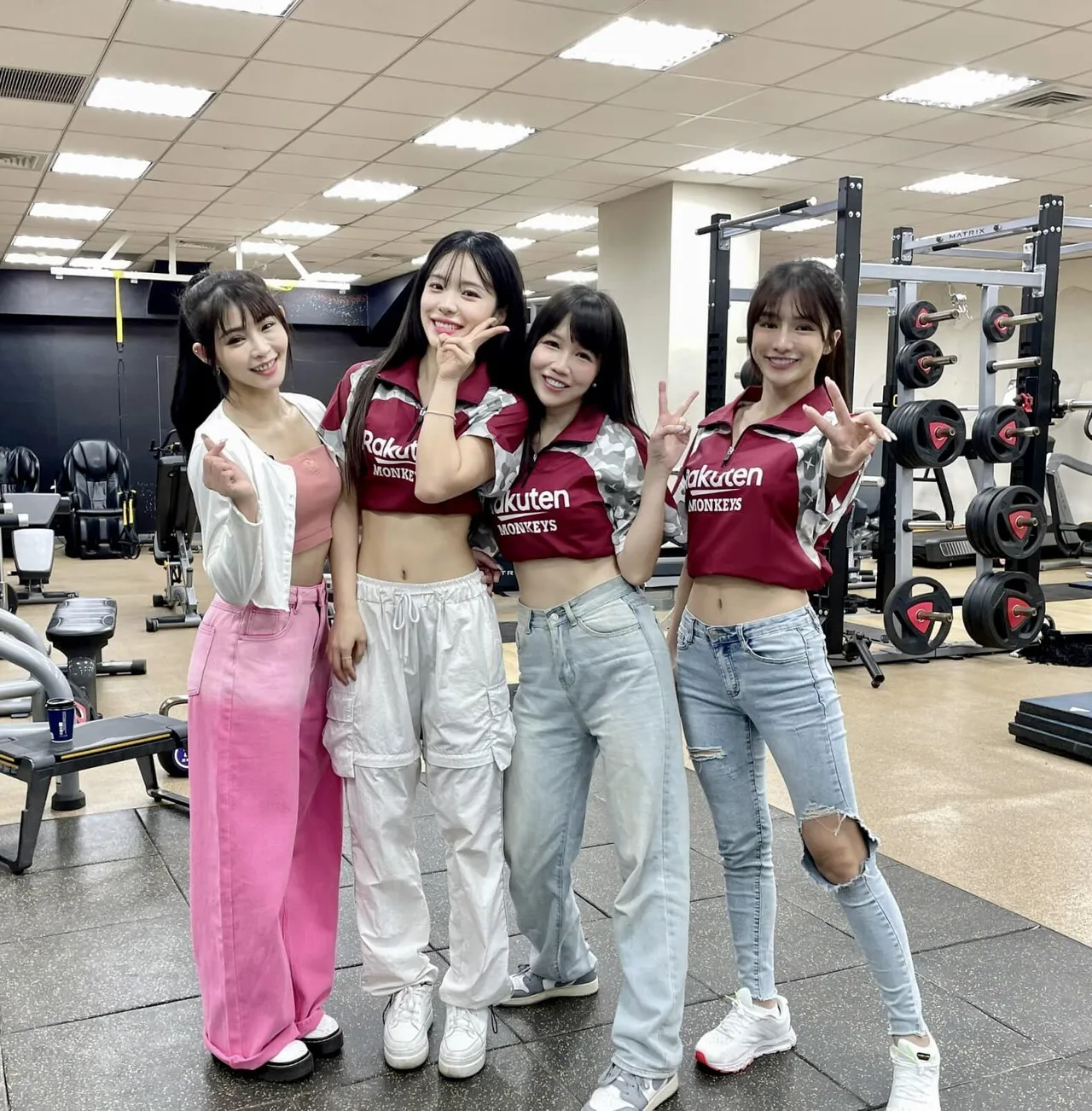 李多慧(左二)來台第2天,與樂天女孩一起練舞。翻攝Rakuten Girls臉書