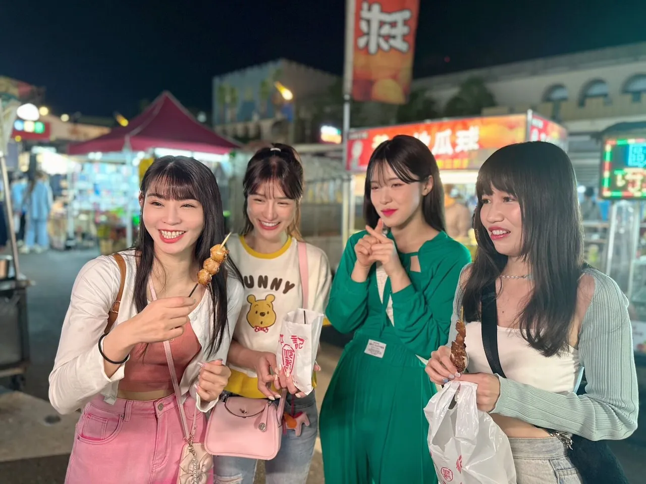 韓星李多慧(右二)來台第2天,首度體驗台灣夜市文化品嘗小吃。樂天桃猿提供
