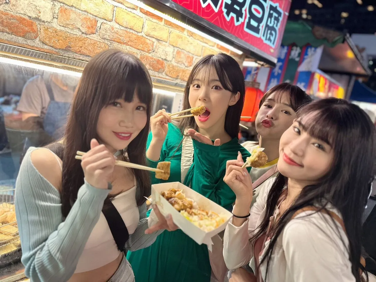 韓星李多慧(左二)到中壢夜市吃臭豆腐。樂天桃猿提供
