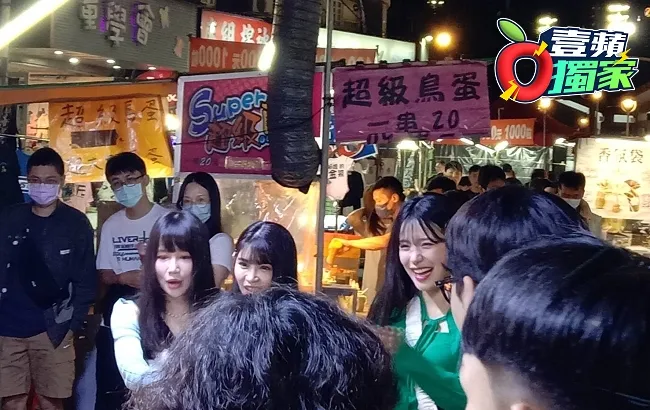 南韓啦啦隊女神李多慧(右),帶隊樂天啦啦隊成員,和舞蹈副總監楊曉帆,在中壢夜市玩遊戲笑開懷。讀者提供