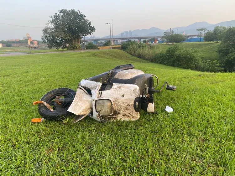 槍手的機車已被打撈上岸。翻攝畫面