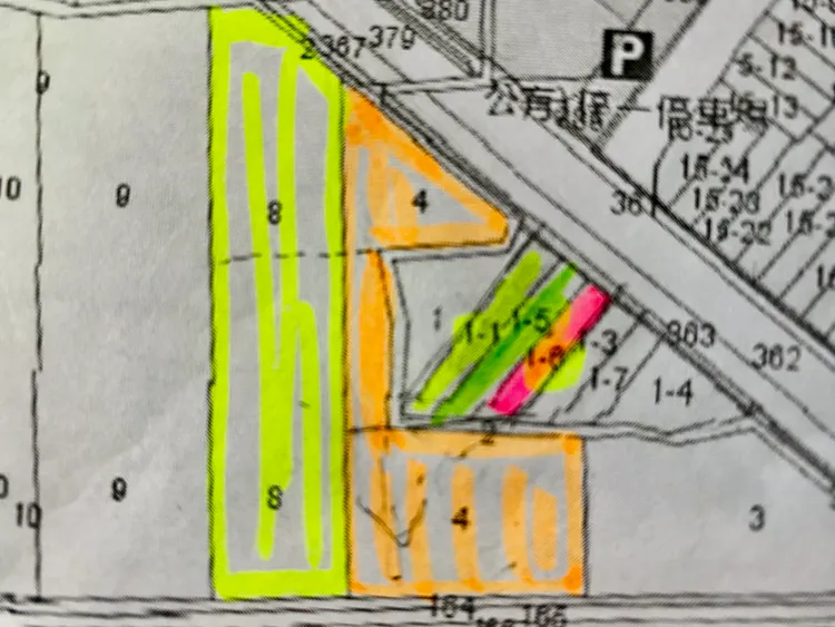 地籍圖上的3塊建地與4號農地，遭嘉義地院查封。投訴人提供