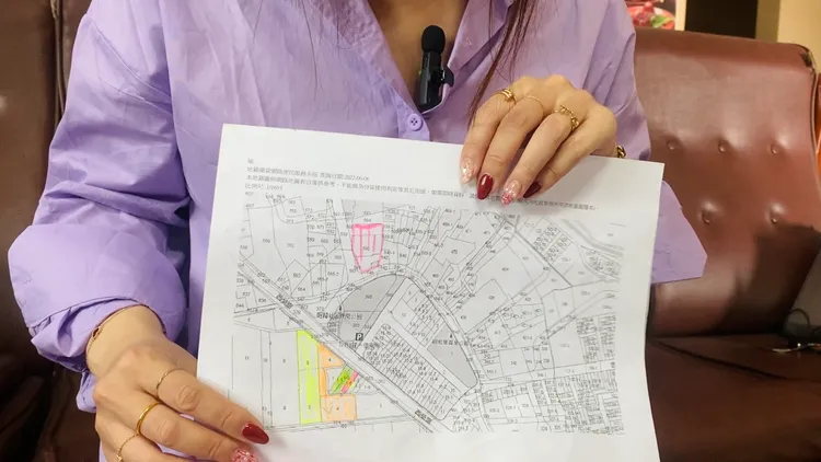 投訴人表示，有4筆不動產(圖左下)遭查封，更擔心(粉紅色)祖產也被法拍，拖累到整個家族。王志弘攝