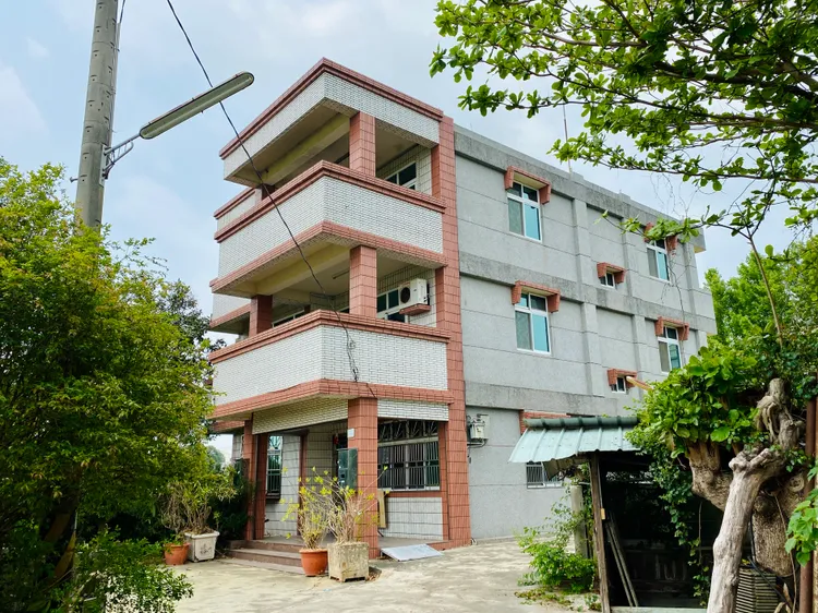 馮家透天厝環境清幽，離鬧區、國1、省道都很近。王志弘攝