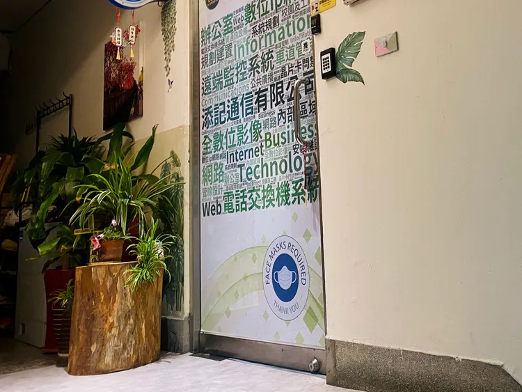 投訴人說，親戚至馮永添店內關切，卻遭反鎖在門外。王志弘攝