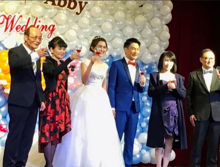 女星馮媛甄風光嫁給霧峰林家，父母開心上台敬酒。投訴人提供