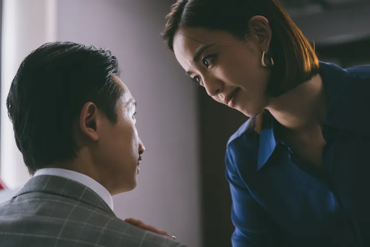 陳庭妮（右）和邱凱偉在劇中為奪權互相殘殺。群之噰傳播有限公司提供