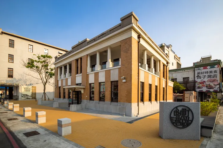 高雄與日本有深厚連結的知名景點新濱驛前（舊三和銀行）。觀光局提供