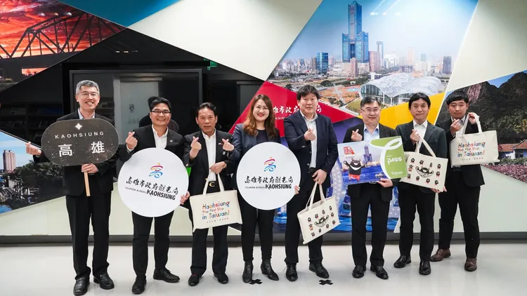 觀光局長高閔琳（左四）邀請日本旅行株式會社秋山取締役（右四）及高捷總經理王亞洲（右三），締結三方合作。觀光局提供