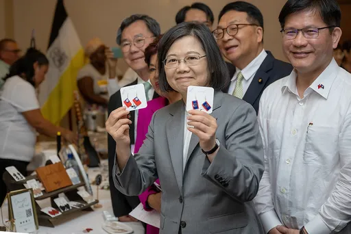 網爆蔡英文出訪侍衛又走私香菸！　總統府怒了：已向警方報案