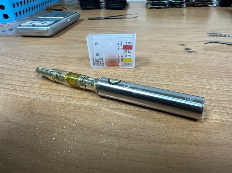 警方查扣元男持有大麻電子菸。翻攝畫面