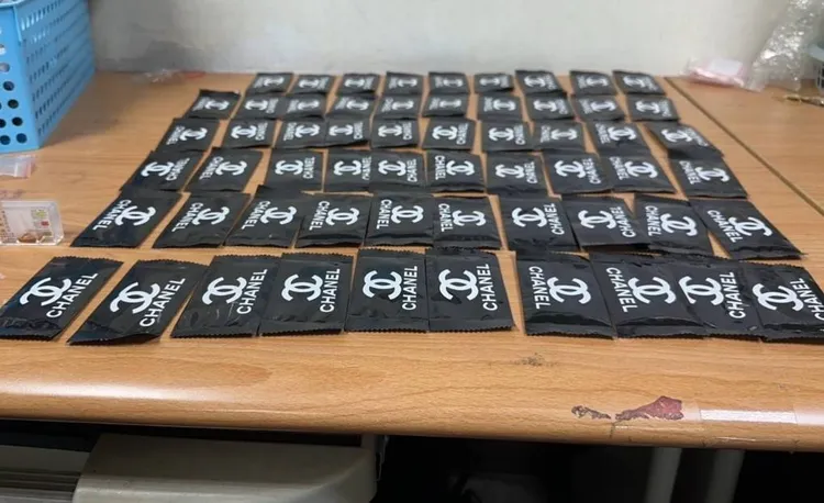 警方查獲大量毒品果汁包。翻攝畫面