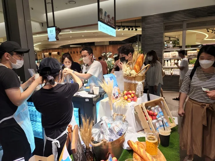 來自台灣的無酒精啤酒味乳清飲料BeRule獲選2023年韓國最佳新商品大賞，於韓國百貨公司舉辦試飲活動。中央社