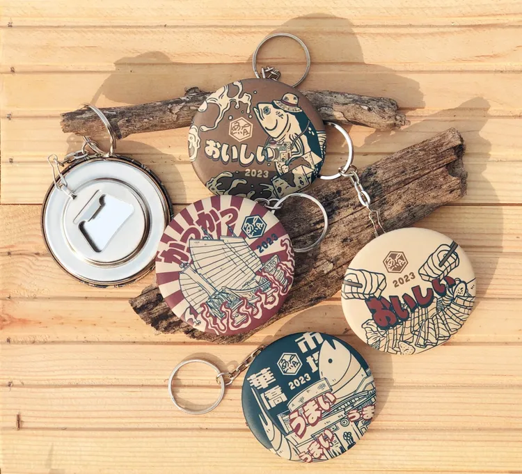 觀光季推出4款特別限定扭蛋紀念品「東港聲景鑰匙圈」。屏縣府提供