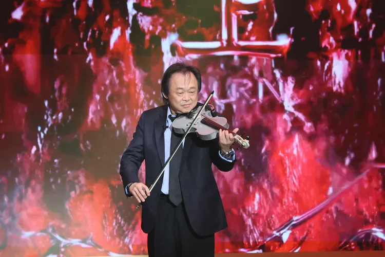 王世堅曾在現場喜劇《炎上》大秀琴藝。資料照，鄭孟晃攝