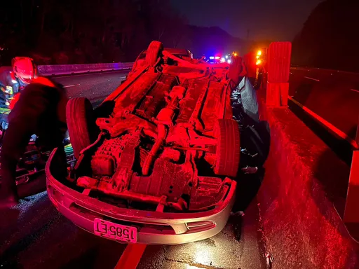 國3北上85K清晨2車追撞　轎車翻覆躺國道釀1死1傷