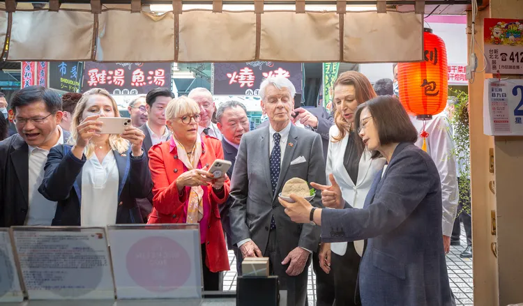 蔡英文向李察介紹刈包特色。總統府提供