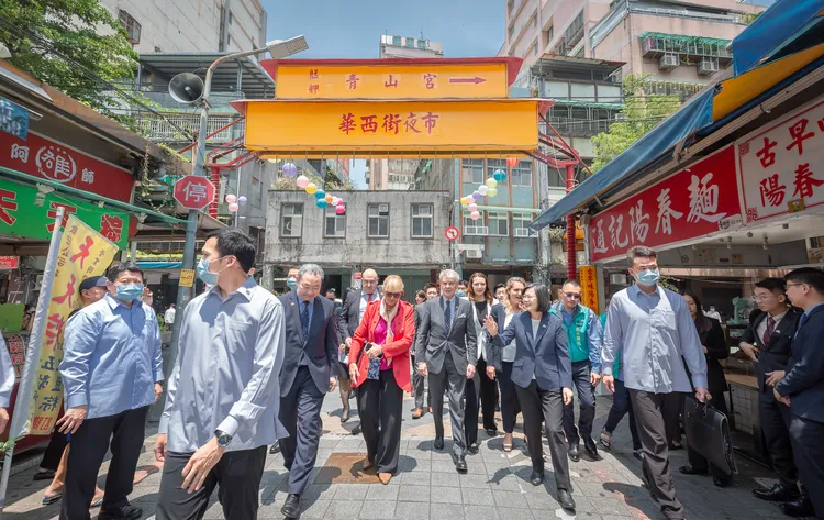 一行人今天中午到華西街。總統府提供