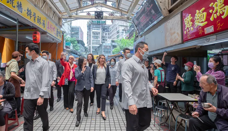 蔡英文及法國訪團驚喜現身，讓店家紛紛拿起手機記錄。府提供