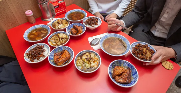 蔡英文帶法國訪團品嘗台灣小吃。府提供