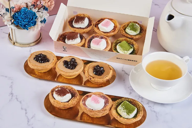 肯德基「K-Dessert」多款人氣經典蛋撻回歸，包括超火紅的雲朵系列：芋見雲朵蛋撻、抹茶雲朵蛋撻和可可雲朵蛋撻以及黑糖珍奶蛋撻，還能依據喜好任選口味一盒2入或6入，自由搭配。業者提供