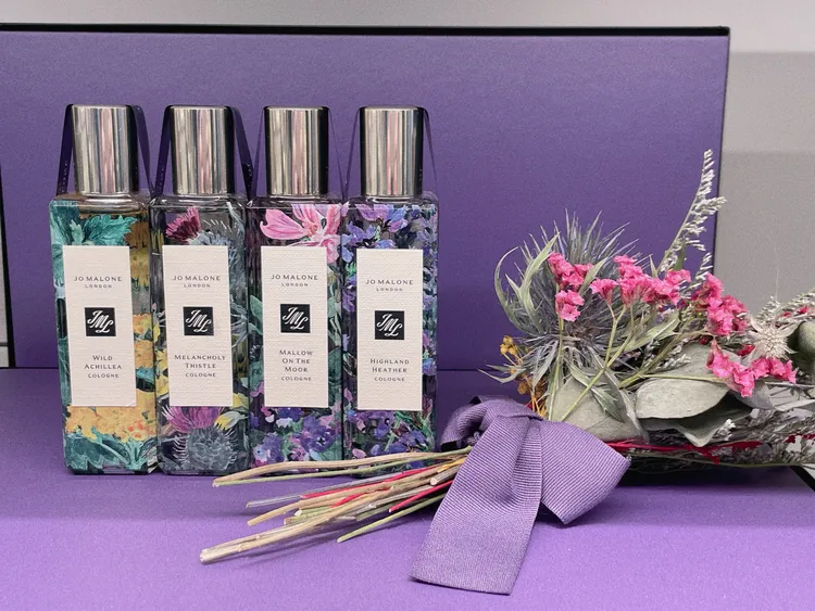 系列香氛瓶身上印有不同的花朵圖騰，代表當中的主要香氣。張家玲攝