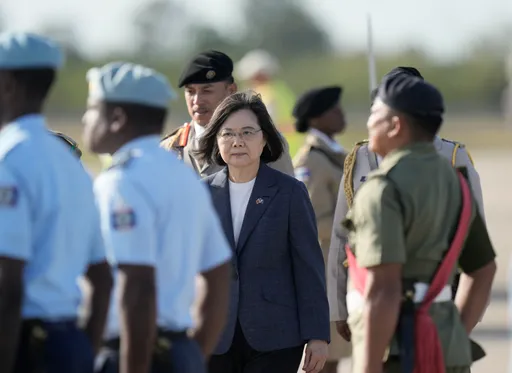 蔡總統率團抵達貝里斯訪問 總督察芙拉率官員親迎